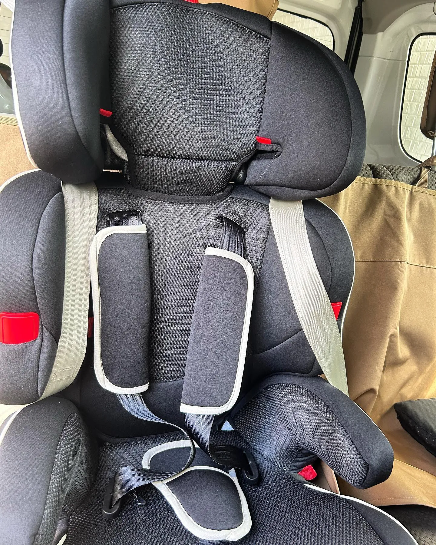 お子様用のチャイルドシートシートを導入しました。